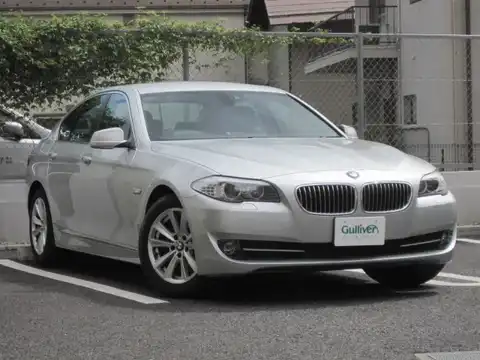 カタログ画像：５シリーズ （5 SERIES） ５２３ｉ 2010年7月 DBA-FP25 2500cc チタン・シルバー・メタリック 燃費11.2km / l メイン