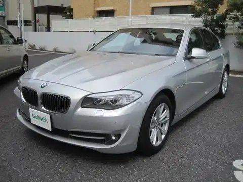 カタログ画像：５シリーズ （5 SERIES） ５２３ｉ 2010年7月 DBA-FP25 2500cc チタン・シルバー・メタリック 燃費11.2km / l 外装