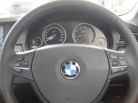 カタログ画像：５シリーズ （5 SERIES） ５２３ｉ 2010年7月 DBA-FP25 2500cc チタン・シルバー・メタリック 燃費11.2km / l 内装