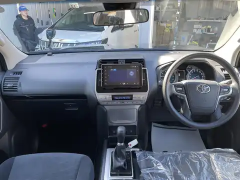 カタログ画像：ランドクルーザープラド （LAND CRUISER PRADO） ＴＸ 2022年8月 3BA-TRJ150W 2700cc ブラックorアティチュードブラックマイカ 燃費8.3km / l フロント