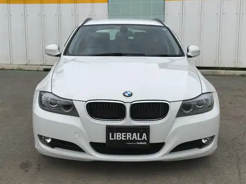 カタログ画像：３シリーズ （3 SERIES） ３２０ｉツーリング 2010年5月 LBA-US20 2000cc アルピン・ホワイトⅢ（ソリッド・カラー） 燃費13.0km / l フロント