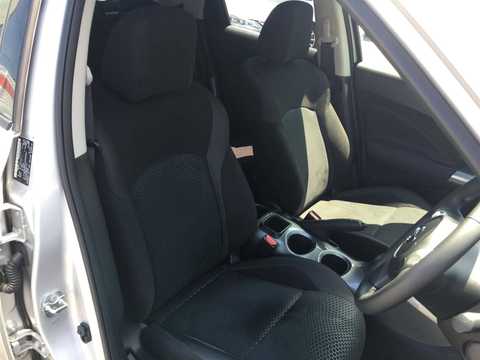 カタログ画像：ジューク （JUKE） １６ＧＴ ＦＯＵＲ ドレスアップ 2019年10月 CBA-NF15 1600cc アズライトブルー（P）/ブリリアントシルバー（M）2トーン 燃費13.4km / l 内装