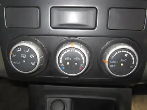 カタログ画像：エクストレイル （X-TRAIL） アクシス パフォーマンススペック 2009年12月 DBA-NT31 2000cc ブレードシルバー（Ｍ）orダイヤモンドシルバー（Ｍ） 内装