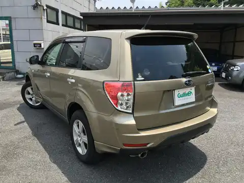 カタログ画像：フォレスター （FORESTER） ２．０ＸＳ 2007年12月 DBA-SH5 2000cc トパーズゴールド・メタリック 燃費14.0km / l バック