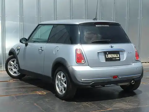 カタログ画像：ＭＩＮＩ （MINI） ワン セブン 2006年2月 GH-RA16 1600cc アストロ・ブラック（メタリック） 燃費11.8km / l バック