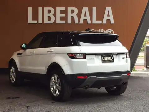 カタログ画像：レンジローバーイヴォーク （RANGE ROVER EVOQUE） ＳＥプラス 2015年9月 CBA-LV2A 2000cc フジ・ホワイト 燃費10.6km / l バック