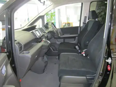 カタログ画像：ステップワゴン （STEPWAGON） Ｇ ＨＩＤエディション 2010年10月 DBA-RK1 2000cc クリスタルブラック・パール 燃費13.2km / l 内装