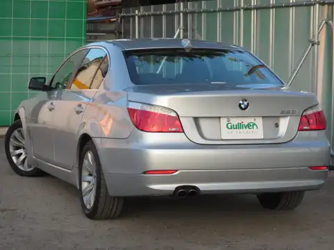 カタログ画像：５シリーズ （5 SERIES） ５３０ｉ 2007年6月 ABA-NU30 3000cc チタン・シルバーメタリック 燃費9.4km / l バック