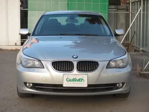 カタログ画像：５シリーズ （5 SERIES） ５３０ｉ 2007年6月 ABA-NU30 3000cc チタン・シルバーメタリック 燃費9.4km / l フロント