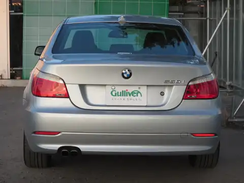 カタログ画像：５シリーズ （5 SERIES） ５３０ｉ 2007年6月 ABA-NU30 3000cc チタン・シルバーメタリック 燃費9.4km / l バック