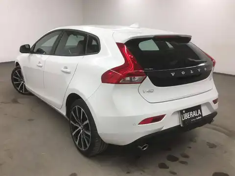 カタログ画像：Ｖ４０ （V40） Ｄ４ ダイナミックエディション 2017年8月 LDA-MD4204T 2000cc アイスホワイト 燃費20.0km / l バック