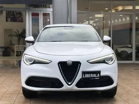 カタログ画像：ステルヴィオ （STELVIO） ２．０ターボ Ｑ４スポーツパッケージ 2019年12月 ABA-94920 2000cc アルファ ホワイト 燃費11.8km / l フロント