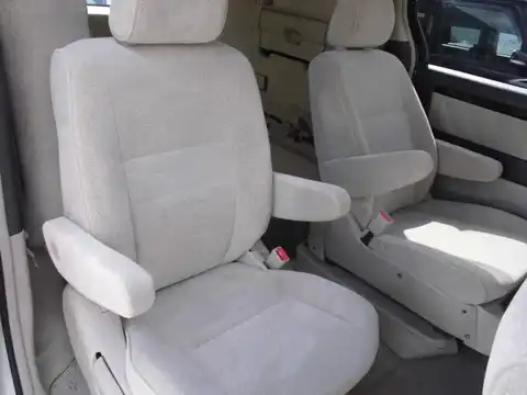 カタログ画像：アルファードハイブリッド （ALPHARD HYBRID） Ｇエディション サイドリフトアップシート装着車 2003年7月 ZA-ATH10W 2400cc シルバーメタリック 燃費16.4km / l 内装