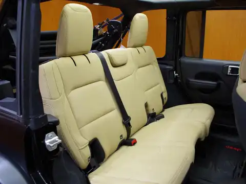 カタログ画像：ジープ・ラングラーアンリミテッド （JEEP WRANGLER UNLIMITED） ブラック＆タン 2020年7月 ABA-JL36L 3600cc ブラッククリアコート 燃費9.2km / l 内装