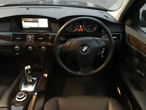 カタログ画像：５シリーズ （5 SERIES） ５２５ｉ 2008年10月 ABA-NU25 2500cc モナコ・ブルーメタリック 燃費8.8km / l 内装