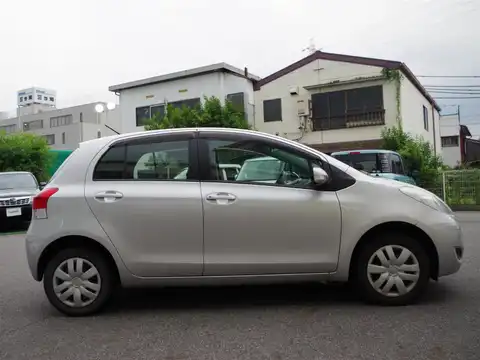 カタログ画像：ヴィッツ （VITZ） Ｂ Ｓエディション 2010年4月 DBA-KSP90 1000cc シルバーマイカメタリック 燃費22.5km / l 外装