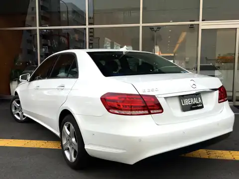 カタログ画像：Ｅクラス （E-CLASS） Ｅ２５０ 2013年5月 RBA-212036C 2000cc ポーラーホワイト（Ｓ） 燃費15.5km / l バック