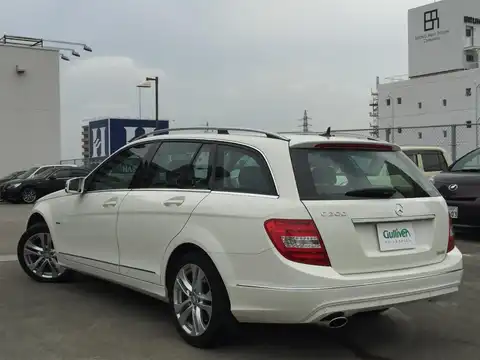 カタログ画像：Ｃクラスステーションワゴン （C-CLASS STATIONWAGON） Ｃ２００ ブルーエフィシェンシー ステーションワゴン アバンギャルド 2011年10月 DBA-204248 1800cc カルサイトホワイト（Ｓ） 燃費13.6km / l バック