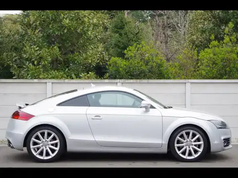 カタログ画像：ＴＴクーペ （TT COUPE） ２．０ＴＦＳＩ クワトロ 2014年4月 ABA-8JCESF 2000cc アイスシルバーメタリック 燃費13.0km / l 外装