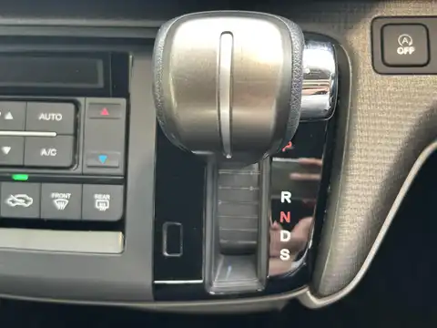 カタログ画像：ステップワゴン （STEPWAGON） Ｇ ホンダセンシング 車いす仕様車 ３列目乗車タイプ 2017年9月 DBA-RP1 1500cc プラチナホワイト・パール 燃費16.0km / l 内装