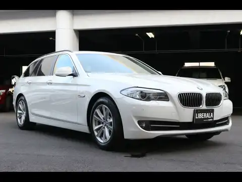 カタログ画像：５シリーズ （5 SERIES） ５２３ｉツーリング 2010年9月 DBA-MT25 2500cc アルピン・ホワイトⅢ 燃費10.2km / l メイン（その他）