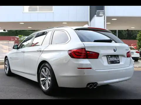 カタログ画像：５シリーズ （5 SERIES） ５２３ｉツーリング 2010年9月 DBA-MT25 2500cc アルピン・ホワイトⅢ 燃費10.2km / l バック