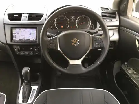 カタログ画像：スイフト （SWIFT） スタイル 2015年11月 DBA-ZD72S 1200cc ピュアホワイトパール 燃費21.0km / l 内装