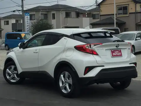 カタログ画像：Ｃ－ＨＲ （C-HR） Ｓ 2018年5月 DAA-ZYX10 1800cc ホワイトパールクリスタルシャインorブラック×ホワイトパールクリスタルシャイン 燃費30.2km / l バック