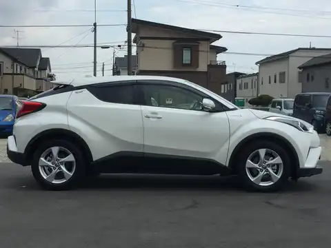 カタログ画像：Ｃ－ＨＲ （C-HR） Ｓ 2018年5月 DAA-ZYX10 1800cc ホワイトパールクリスタルシャインorブラック×ホワイトパールクリスタルシャイン 燃費30.2km / l 外装