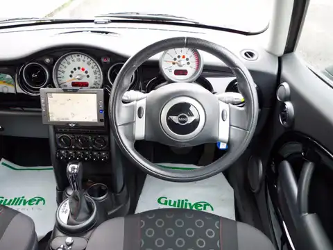 カタログ画像：ＭＩＮＩ （MINI） ワン セブン 2006年2月 GH-RA16 1600cc ソーラー・レッド（メタリック）orチリ・レッド（ソリッド） 燃費11.8km / l 内装
