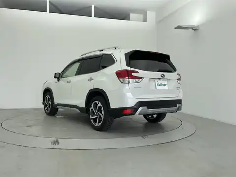 カタログ画像：フォレスター （FORESTER） ツーリング 2023年8月 5AA-SKE 2000cc クリスタルホワイト・パール 燃費14.0km / l バック