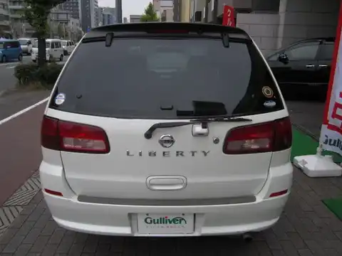 カタログ画像：リバティ （LIBERTY） Ｇナビパッケージ 2004年4月 UA-RNM12 2000cc ホワイトパール（３Ｐ） 燃費10.6km / l バック