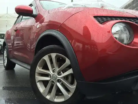 カタログ画像：ジューク （JUKE） １５ＲＸ 2010年6月 DBA-YF15 1500cc ラディアントレッド（ＰＭ） 燃費17.2km / l タイヤ