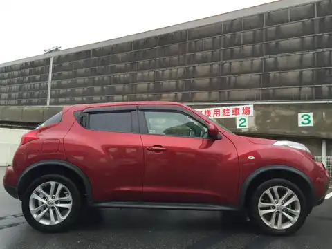 カタログ画像：ジューク （JUKE） １５ＲＸ 2010年6月 DBA-YF15 1500cc ラディアントレッド（ＰＭ） 燃費17.2km / l 外装