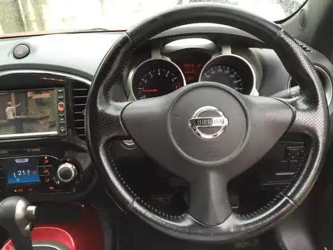 カタログ画像：ジューク （JUKE） １５ＲＸ 2010年6月 DBA-YF15 1500cc ラディアントレッド（ＰＭ） 燃費17.2km / l 内装