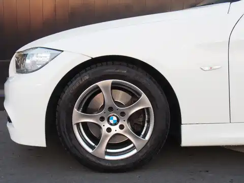 カタログ画像：３シリーズ （3 SERIES） ３２５ｉ Ｍスポーツパッケージ 2010年5月 LBA-PH25 3000cc アルピン・ホワイトⅢ（ソリッド・カラー） 燃費11.6km / l タイヤ