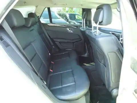 カタログ画像：Ｅクラスステーションワゴン （E-CLASS STATIONWAGON） Ｅ３５０ ４マチック ステーションワゴン アバンギャルド 2010年8月 DBA-212287C 3500cc カルサイトホワイト（Ｓ） 燃費8.5km / l 内装