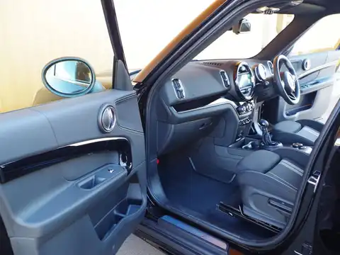 カタログ画像：ＭＩＮＩ （MINI） クーパーＳ クロスオーバー ブラックヒース 2018年2月 DBA-YS20 2000cc ミッドナイト・ブラック・メタリック 燃費15.5km / l 内装