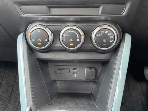 カタログ画像：ＭＡＺＤＡ２ （MAZDA2） １５ ＢＤ 2024年4月 5BA-DJLFS 1500cc エアストリームブルーメタリック 燃費20.3km / l 内装