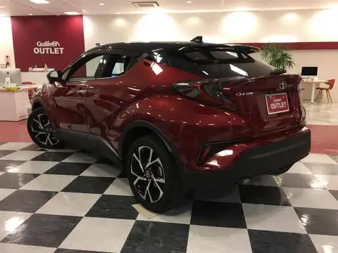 カタログ画像：Ｃ－ＨＲ （C-HR） Ｇ 2018年5月 DAA-ZYX10 1800cc センシュアルレッドマイカorブラック×センシュアルレッドマイカ 燃費30.2km / l バック