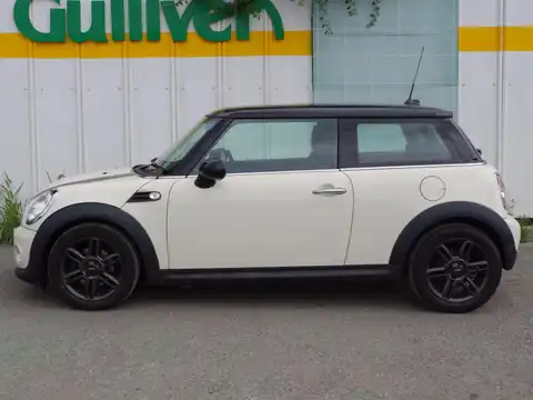 カタログ画像：ＭＩＮＩ （MINI） クーパー 2011年8月 DBA-SU16 1600cc ペッパー・ホワイト（ソリッド） 燃費18.8km / l 外装