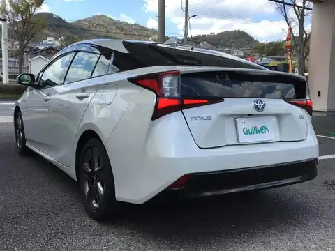 カタログ画像：プリウス （PRIUS） Ａプレミアム 2019年10月 DAA-ZVW55 1800cc スーパーホワイトⅡ 燃費34.0km / l バック