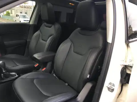 カタログ画像：ジープ・コンパス （JEEP COMPASS） ローンチエディション 2017年12月 ABA-M624 2400cc ヴォーカルホワイトパールコート 燃費9.6km / l 内装