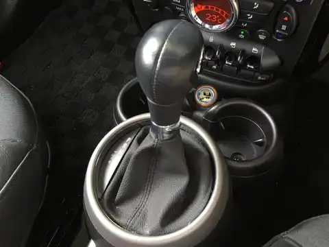 カタログ画像：ＭＩＮＩ （MINI） クーパーＳ クロスオーバー 2011年1月 DBA-ZC16 1600cc ロイヤル・グレー（メタリック） 燃費16.2km / l 内装