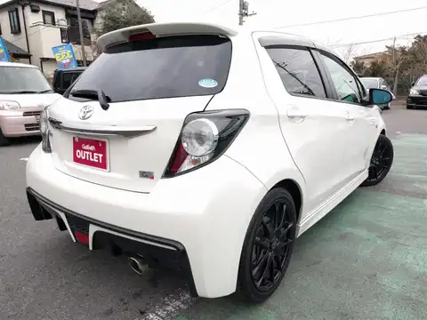 カタログ画像：ヴィッツ （VITZ） ＲＳ Ｇ’ｓ スマートパッケージ 2014年4月 DBA-NCP131 1500cc ホワイトパールクリスタルシャイン 燃費17.2km / l バック