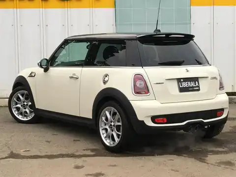 カタログ画像：ＭＩＮＩ （MINI） クーパーＳ 2007年2月 ABA-MF16S 1600cc ペッパー・ホワイト（ソリッド） 燃費12.6km / l バック
