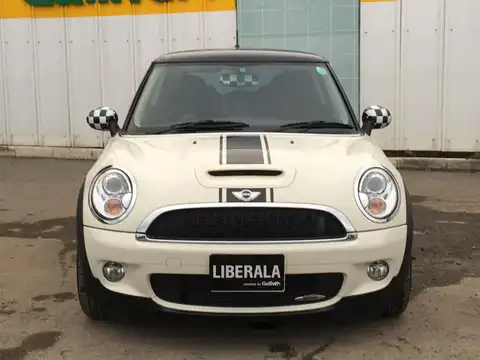 カタログ画像：ＭＩＮＩ （MINI） クーパーＳ 2007年2月 ABA-MF16S 1600cc ペッパー・ホワイト（ソリッド） 燃費12.6km / l フロント
