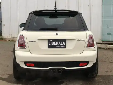 カタログ画像：ＭＩＮＩ （MINI） クーパーＳ 2007年2月 ABA-MF16S 1600cc ペッパー・ホワイト（ソリッド） 燃費12.6km / l バック
