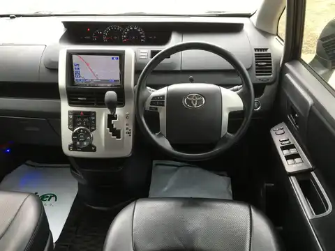 カタログ画像：ヴォクシー （VOXY） Ｘ Ｌエディション・サイドリフトアップシート装着車 2010年4月 DBA-ZRR70G 2000cc ブラック 燃費13.6km / l 内装