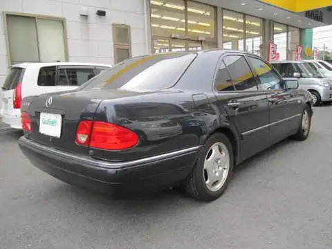 カタログ画像：Ｅクラス （E-CLASS） Ｅ４３０ アバンギャルド 1999年10月 GF-210070 4300cc エメラルドブラック 燃費7.8km / l バック